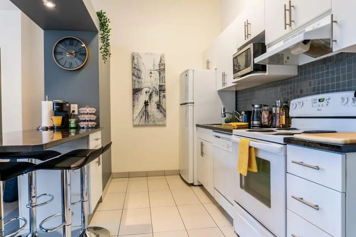 New Listing Luxurious Downtown Loft Heated Parking Rooftop Patio Bbq Gym Coffee Winnipeg 0*,  Kanada