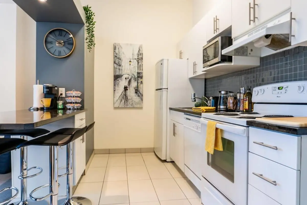 New Listing Luxurious Downtown Loft Heated Parking Rooftop Patio Bbq Gym Coffee Winnipeg 0*,  Kanada