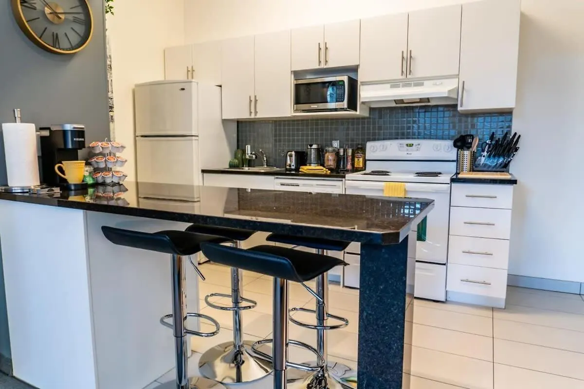 Contatti di New Listing Luxurious Downtown Loft Heated Parking Rooftop Patio Bbq Gym Coffee